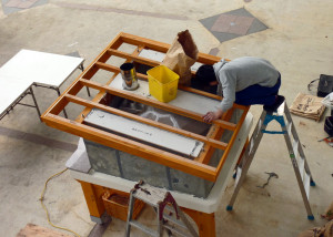 断熱材を取り出している松ちゃん＝自遊の森のピザ職人