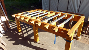 朝日を浴びる木製台