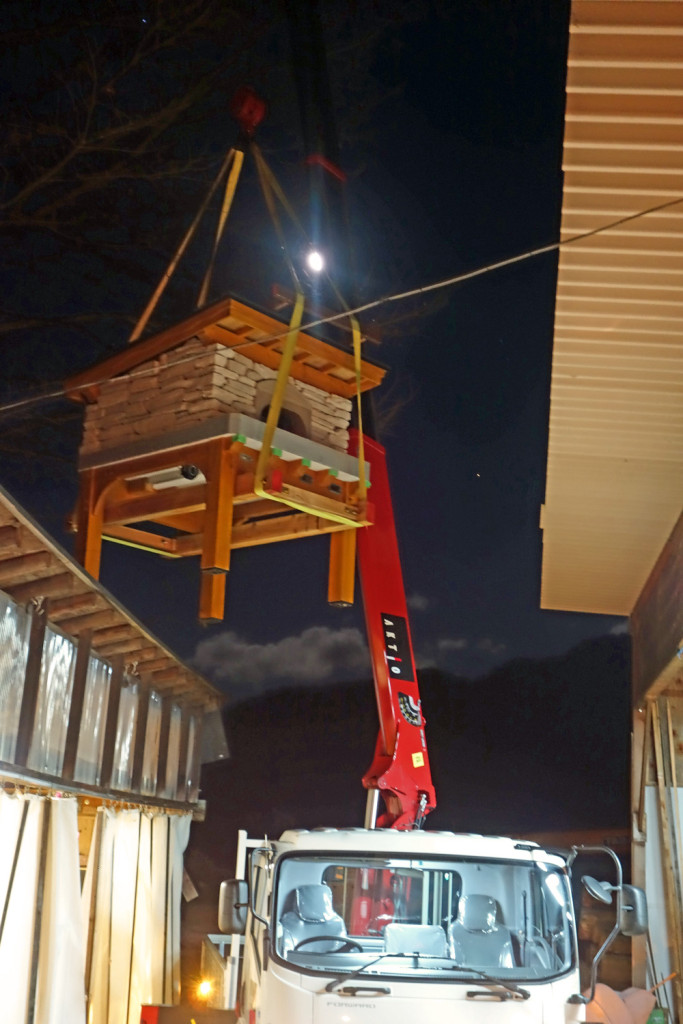 満月の夜空に浮く石窯