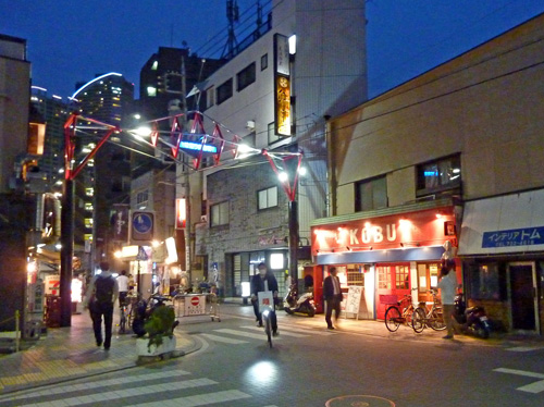 武蔵小杉商店街の通りに面するKOBU