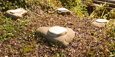 自然石を使った独立式の簡易型基礎