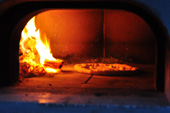 炉床でピザの裏を焼く