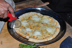 シラスとモッツァレラチーズのピザ